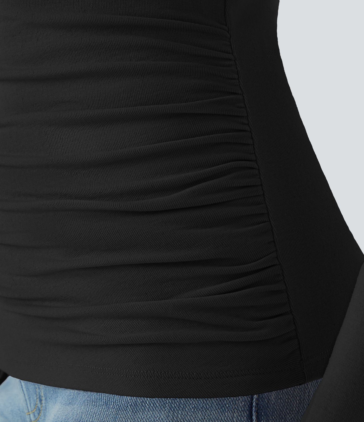 Enges, legeres Thermo-Oberteil mit Trichterhalsausschnitt, langen Ärmeln und Rüschen