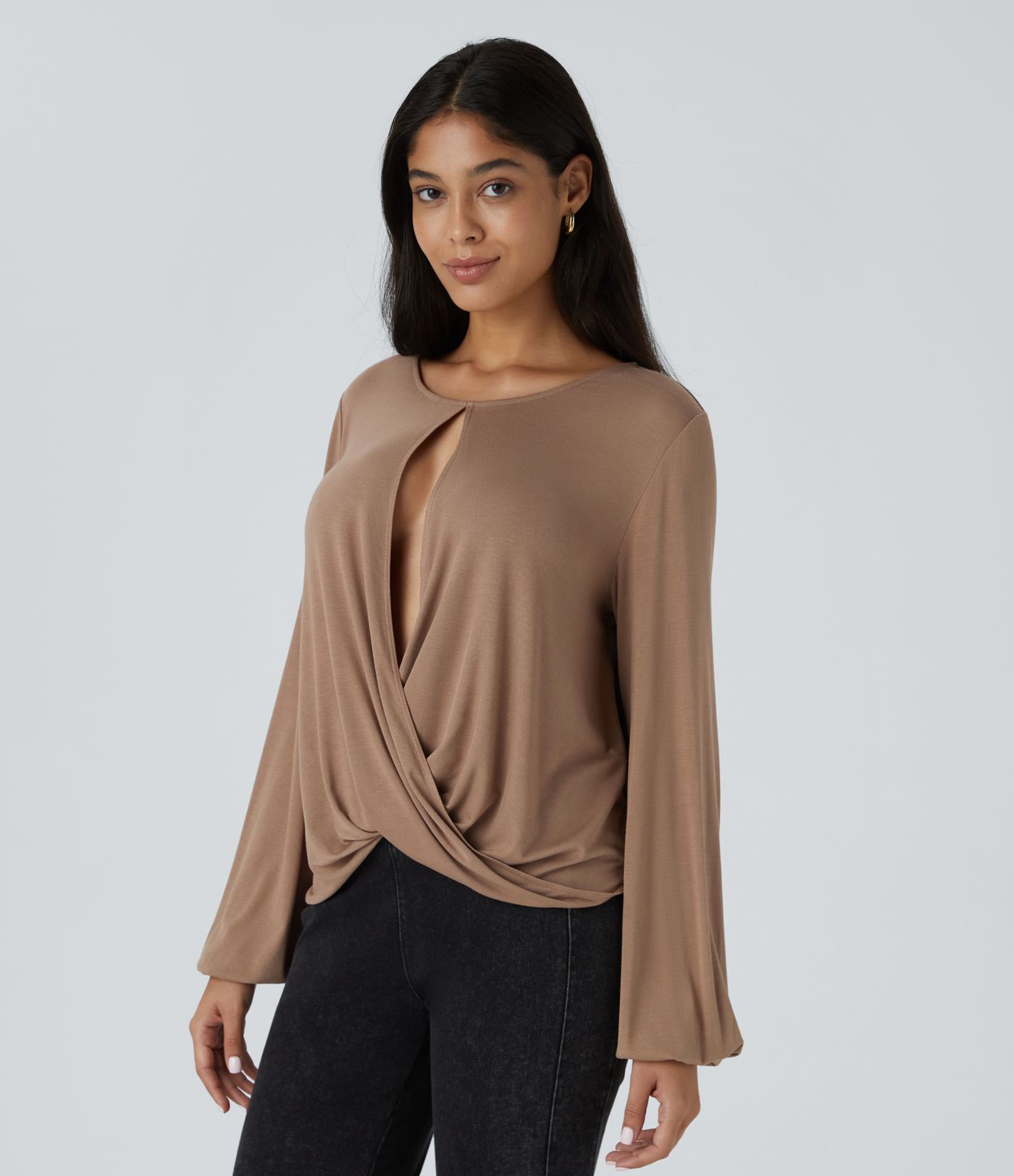 Blusa manga larga cuello barco acanalado botón cruzado