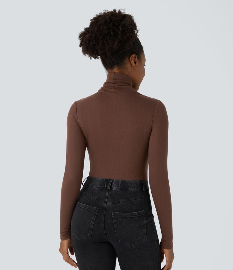 Top ajustado manga larga cuello alto abertura acanalado