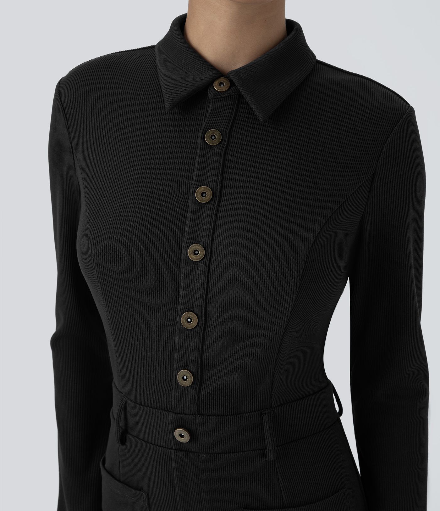 Lässiger, schmaler Schlag-Jumpsuit mit geripptem Kragen, langen Ärmeln, Knopfleiste vorne und Tasche