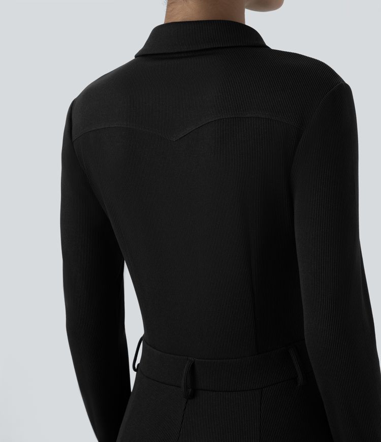 Lässiger, schmaler Schlag-Jumpsuit mit geripptem Kragen, langen Ärmeln, Knopfleiste vorne und Tasche