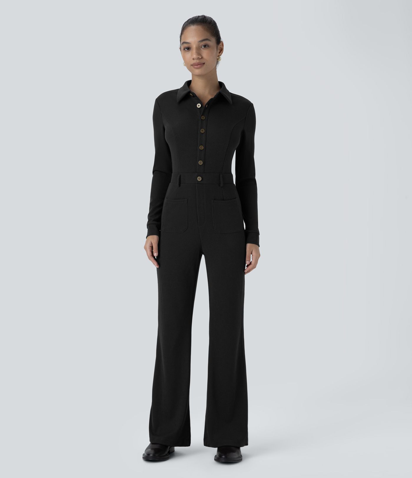 Lässiger, schmaler Schlag-Jumpsuit mit geripptem Kragen, langen Ärmeln, Knopfleiste vorne und Tasche