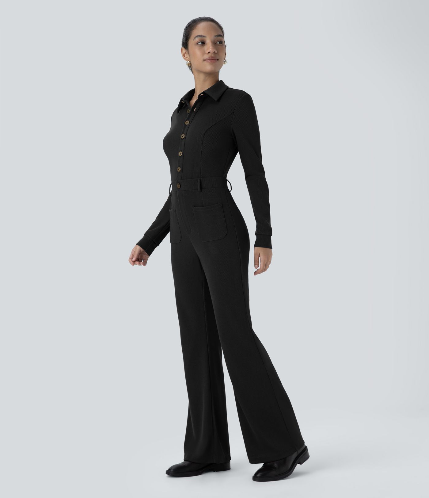 Lässiger, schmaler Schlag-Jumpsuit mit geripptem Kragen, langen Ärmeln, Knopfleiste vorne und Tasche