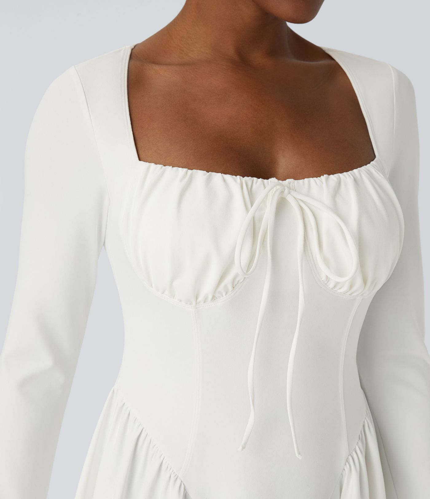 Vestido corto plisado manga larga cuello cuadrado cordón corsé