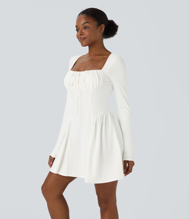 Vestido corto plisado manga larga cuello cuadrado cordón corsé