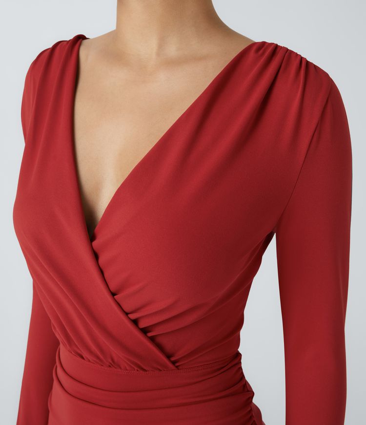 Mini vestido ajustado pliegue manga larga cruzada cuello V