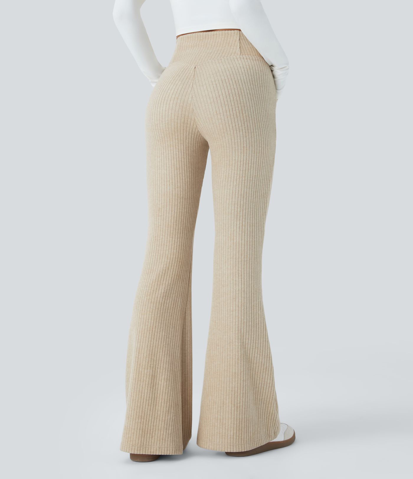 Ribbestrikket overkrysset høymidjebukse med lommer, avslappet vid passform