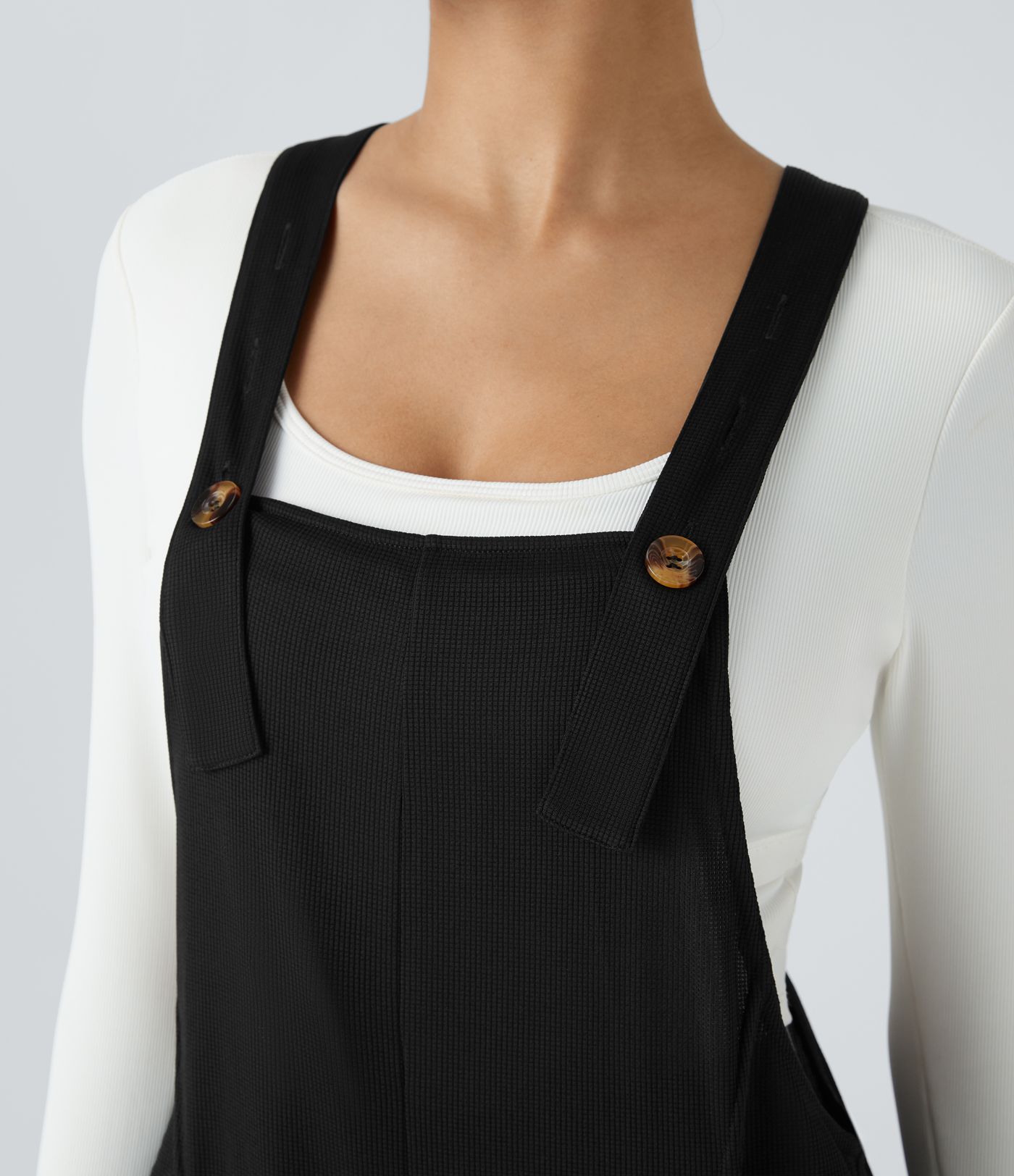 Lässige, plissierte Latzhose mit Seitentaschen, verstellbaren Trägern, Knöpfen, Waffelstruktur und weitem Bein