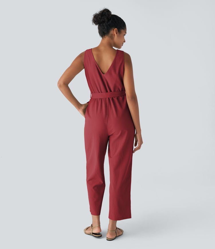Lässiger, rückenfreier Jumpsuit mit V-Ausschnitt, Knopfleiste, Gürtel und Seitentaschen