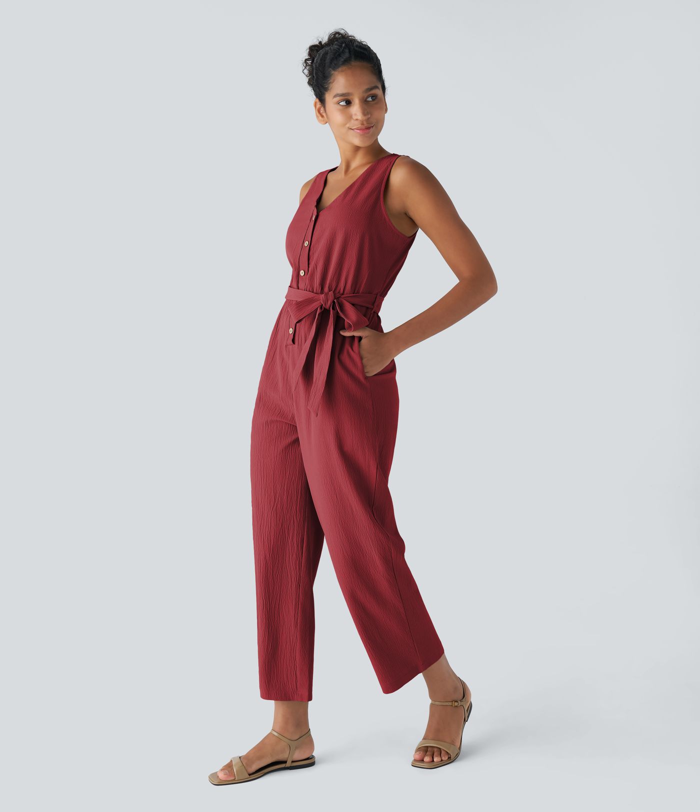 Lässiger, rückenfreier Jumpsuit mit V-Ausschnitt, Knopfleiste, Gürtel und Seitentaschen