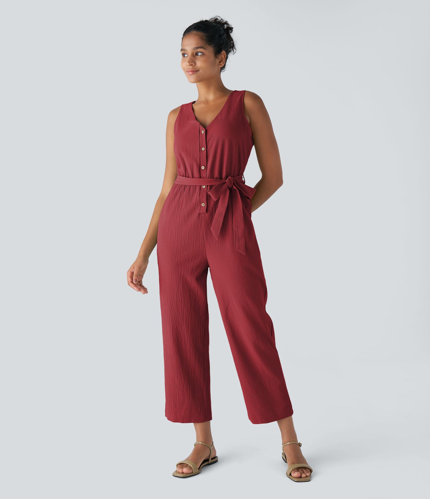 Lässiger, rückenfreier Jumpsuit mit V-Ausschnitt, Knopfleiste, Gürtel und Seitentaschen