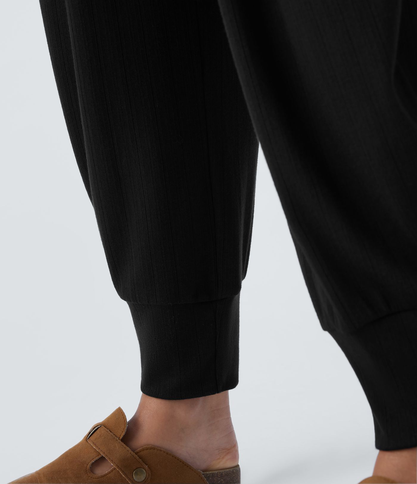 Pantalón deportivo acanalado tiro alto bolsillo lateral plisado