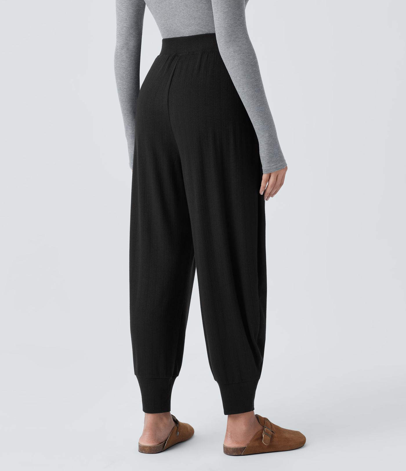 Pantalón deportivo acanalado tiro alto bolsillo lateral plisado