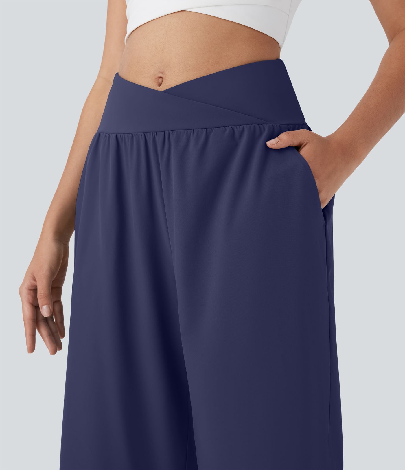Breezeful™ Capri-Resorthose mit hoher Taille, gekreuzten Seitentaschen und geteiltem Schnitt, schnelltrocknend