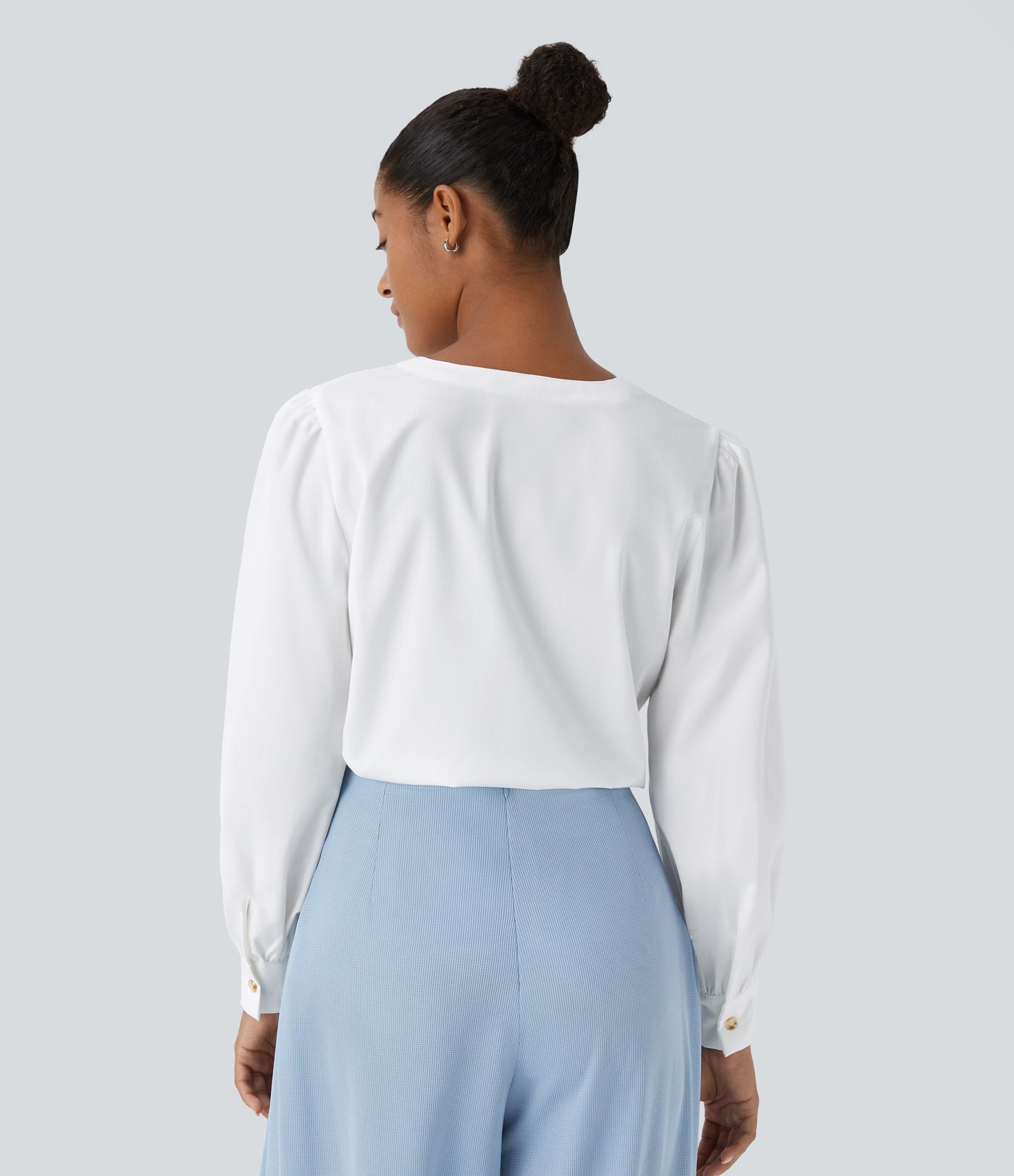 langärmelige Arbeitsbluse mit V-Ausschnitt und Knöpfen