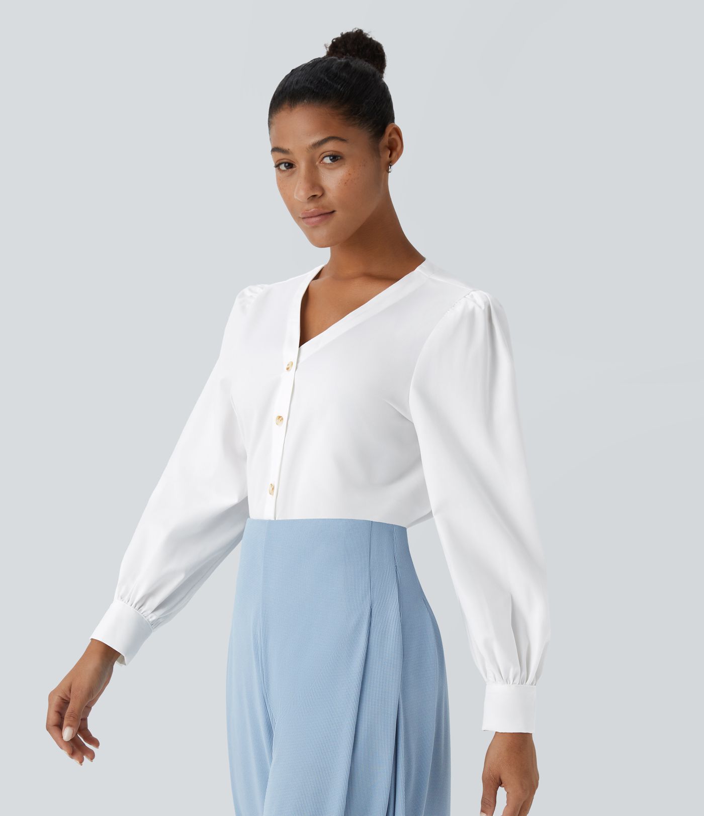 langärmelige Arbeitsbluse mit V-Ausschnitt und Knöpfen