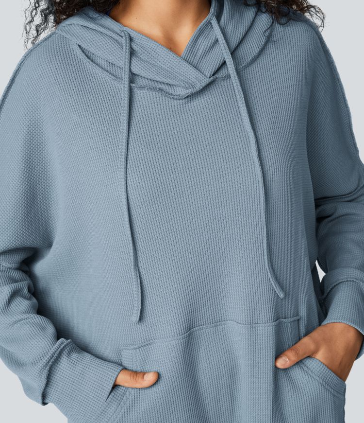 Sudadera grande asimétrica en tela gofre con abertura lateral, capucha y bolsillo