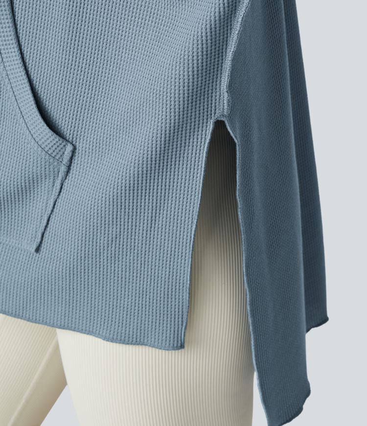 Sudadera grande asimétrica en tela gofre con abertura lateral, capucha y bolsillo