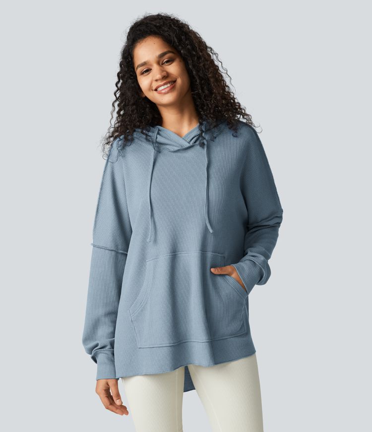 Sudadera grande asimétrica en tela gofre con abertura lateral, capucha y bolsillo