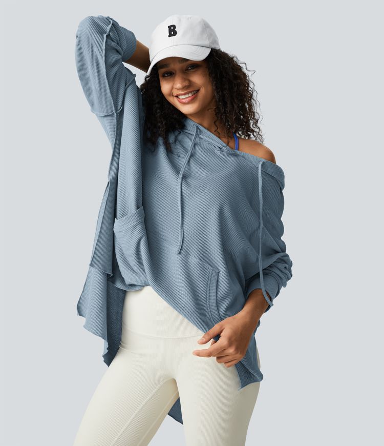 Sudadera grande asimétrica en tela gofre con abertura lateral, capucha y bolsillo