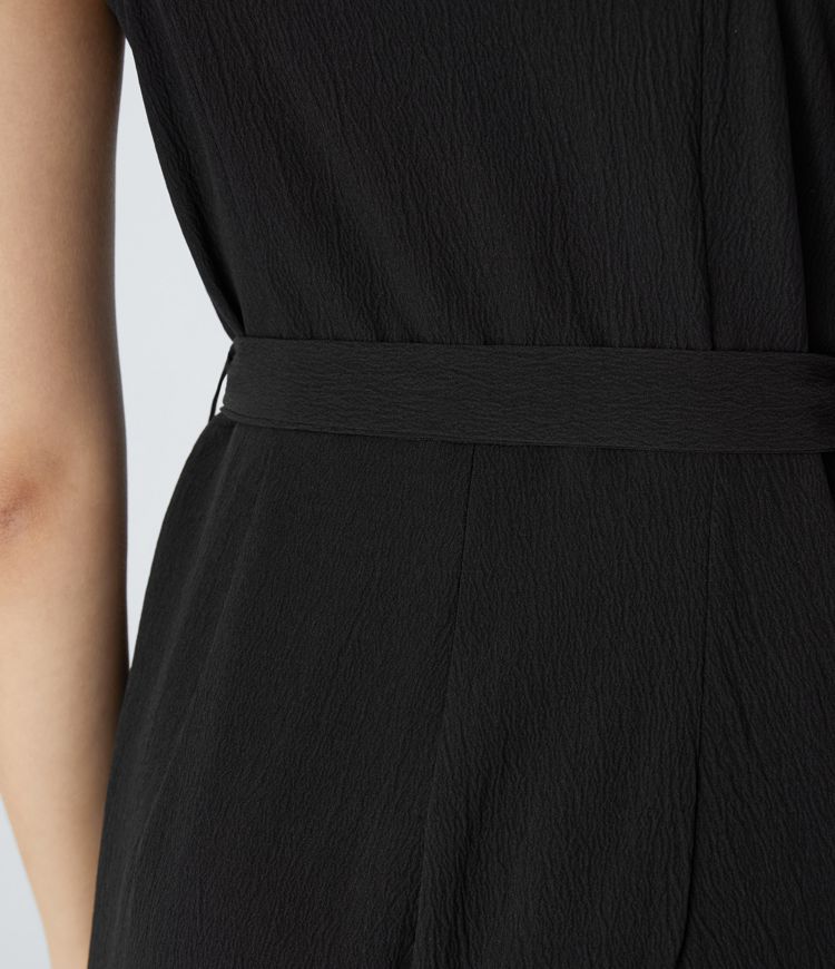 Capri-Jumpsuit mit quadratischem Ausschnitt, Knopfleiste, Gürtel und Seitentasche