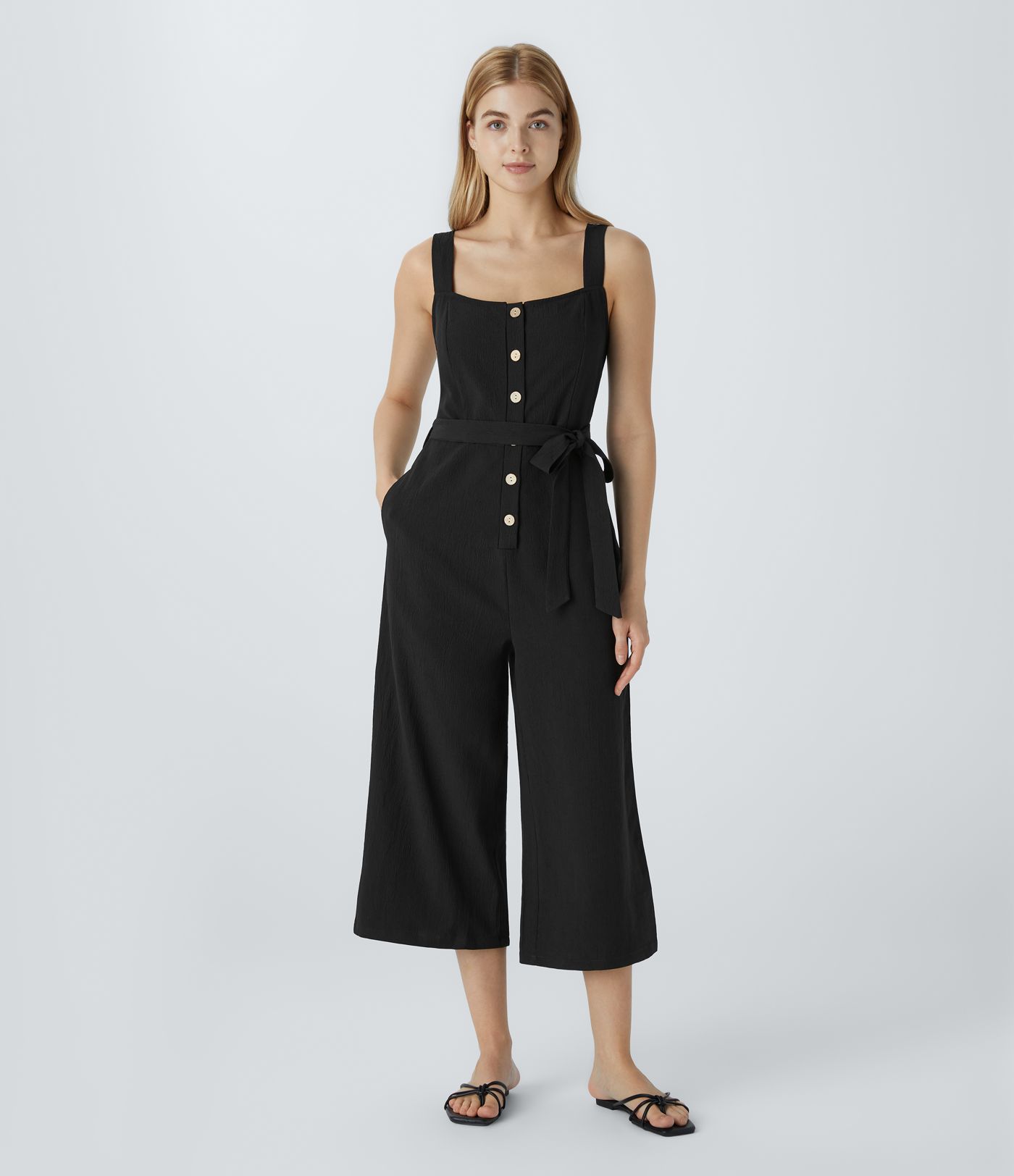 Capri-Jumpsuit mit quadratischem Ausschnitt, Knopfleiste, Gürtel und Seitentasche