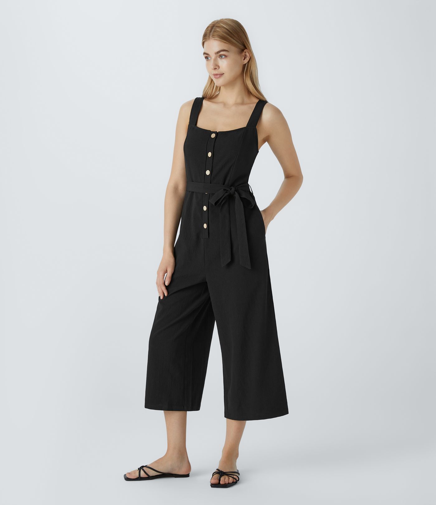 Capri-Jumpsuit mit quadratischem Ausschnitt, Knopfleiste, Gürtel und Seitentasche