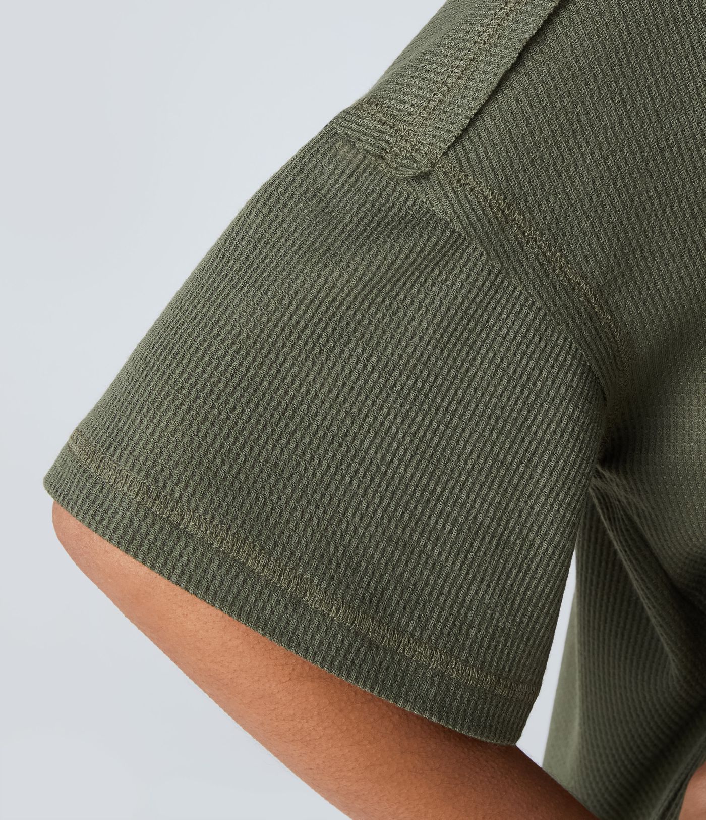 Lässiges T-Shirt mit V-Ausschnitt, tief angesetzter Schulterpartie und abgerundetem Saum