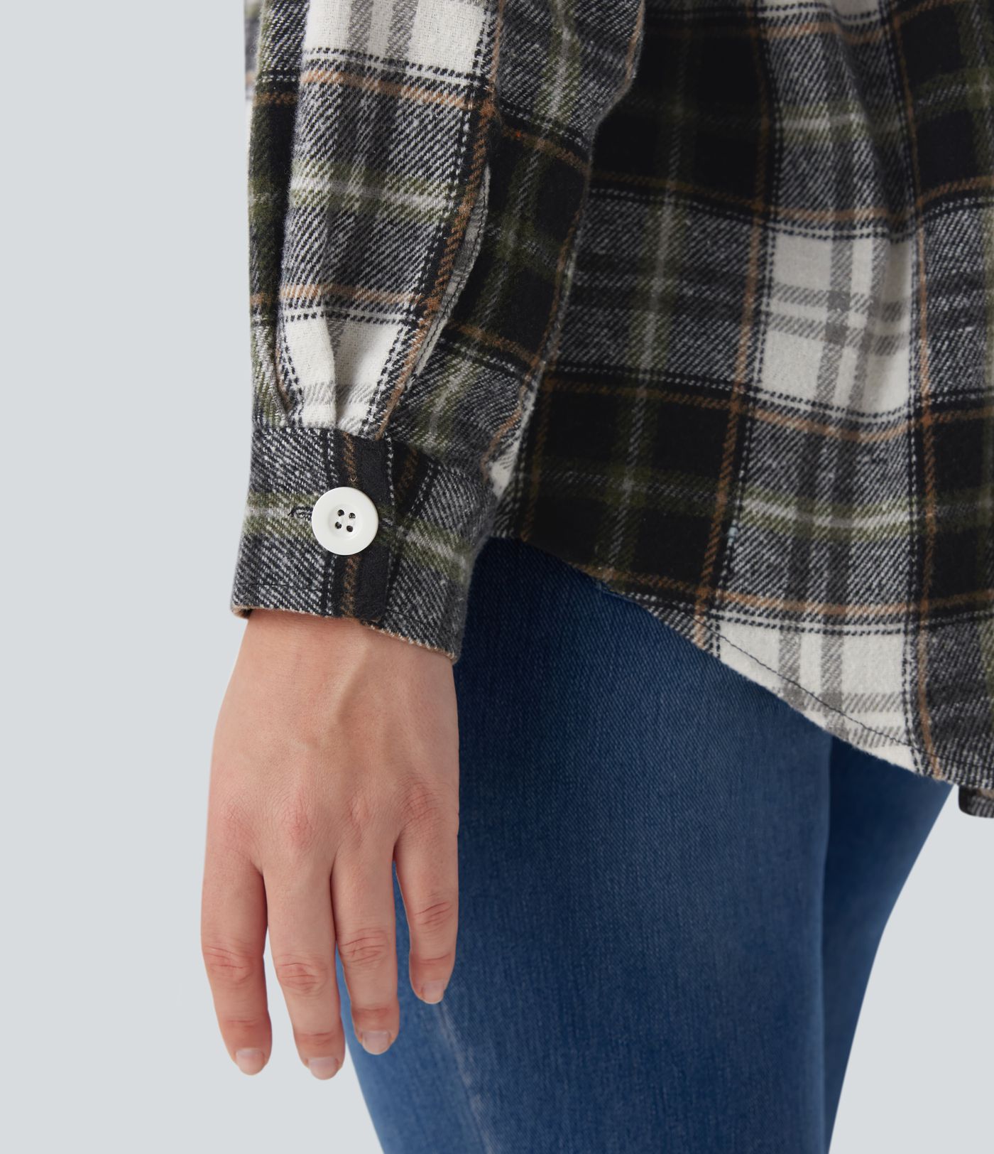 Chemise-veste décontractée à motif écossais avec ourlet arrondi et poches à rabat