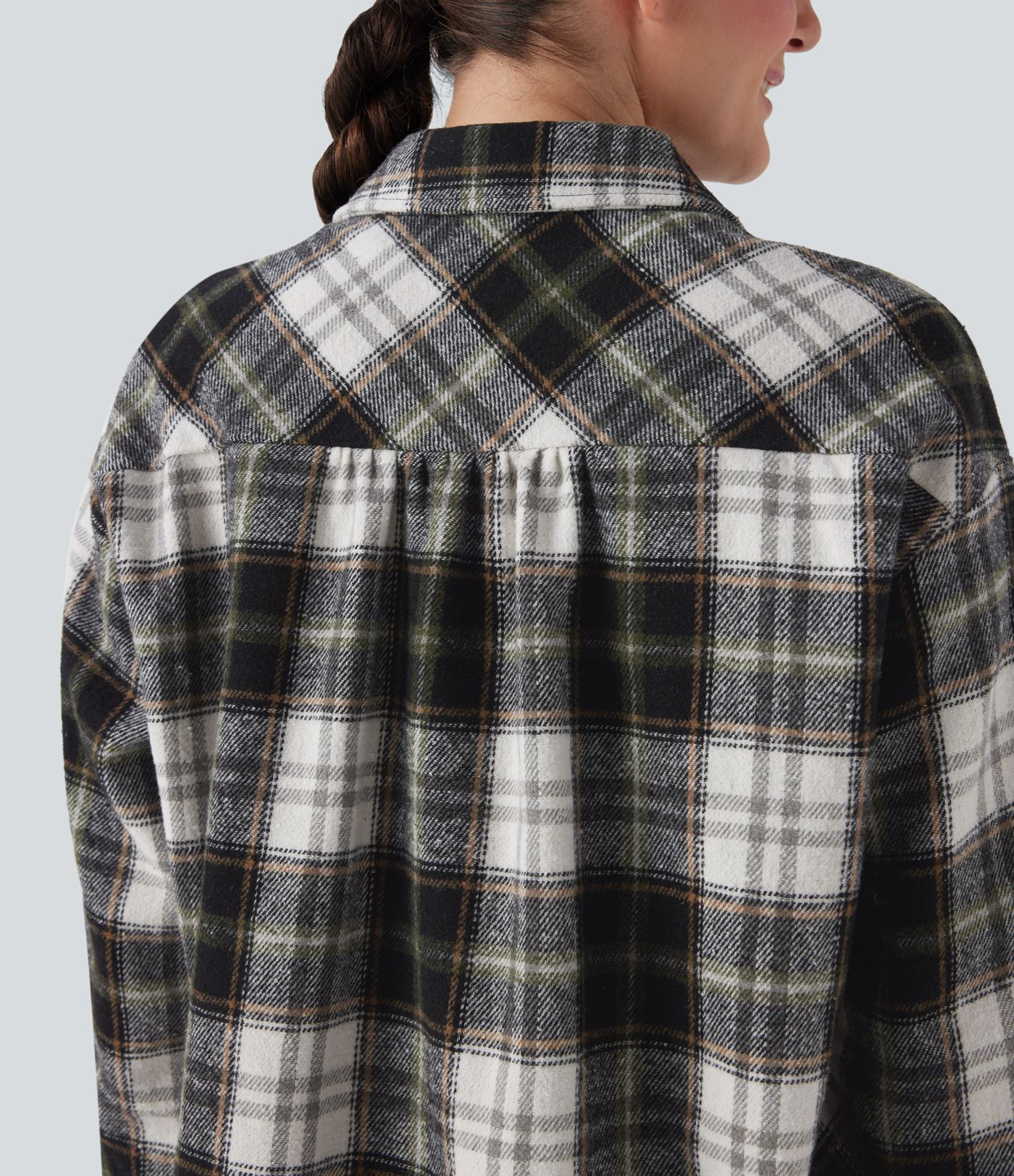 Chemise-veste décontractée à motif écossais avec ourlet arrondi et poches à rabat