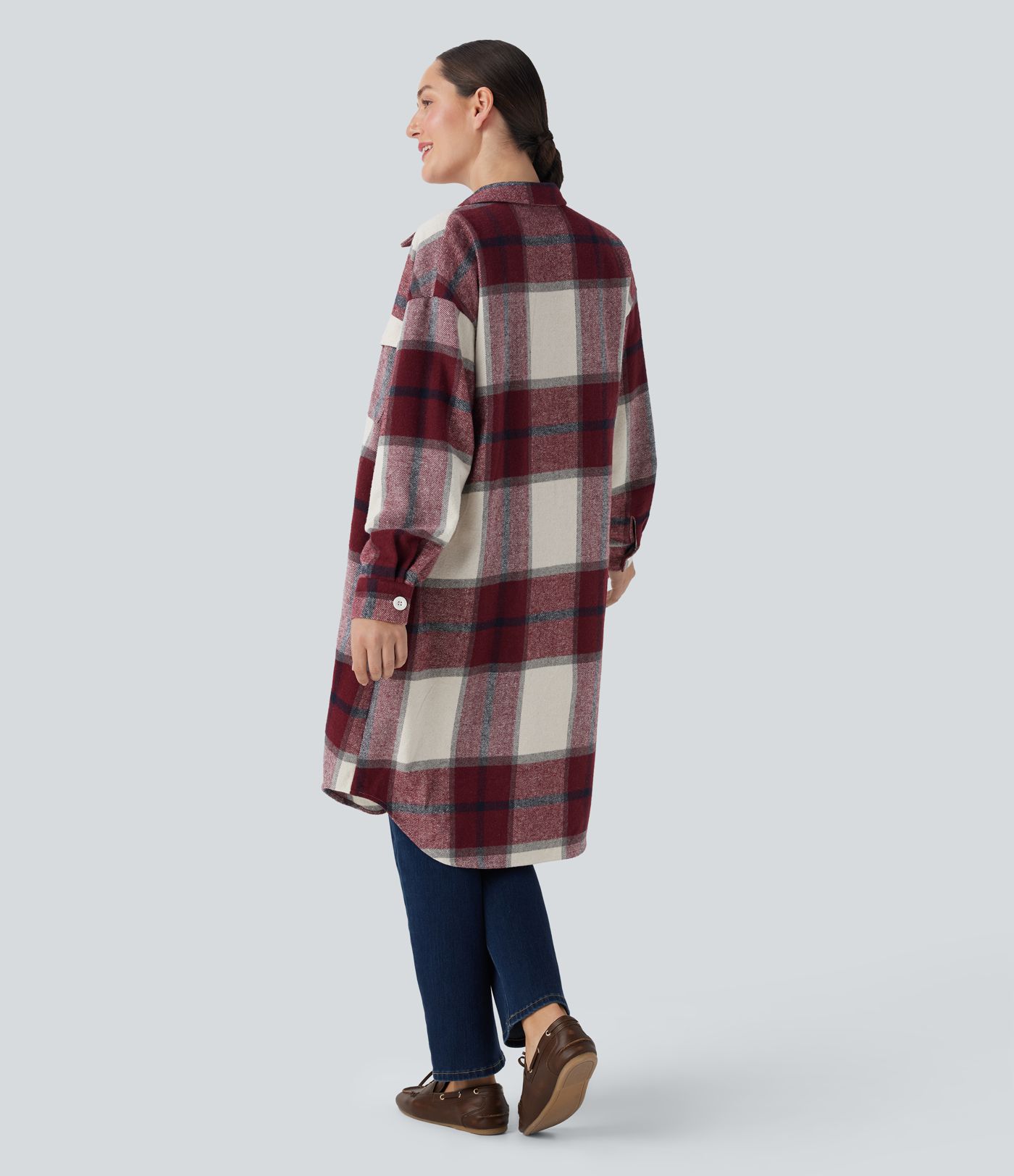 Dlouhá kostkovaná bunda s několika kapsami a zaoblenými lemy