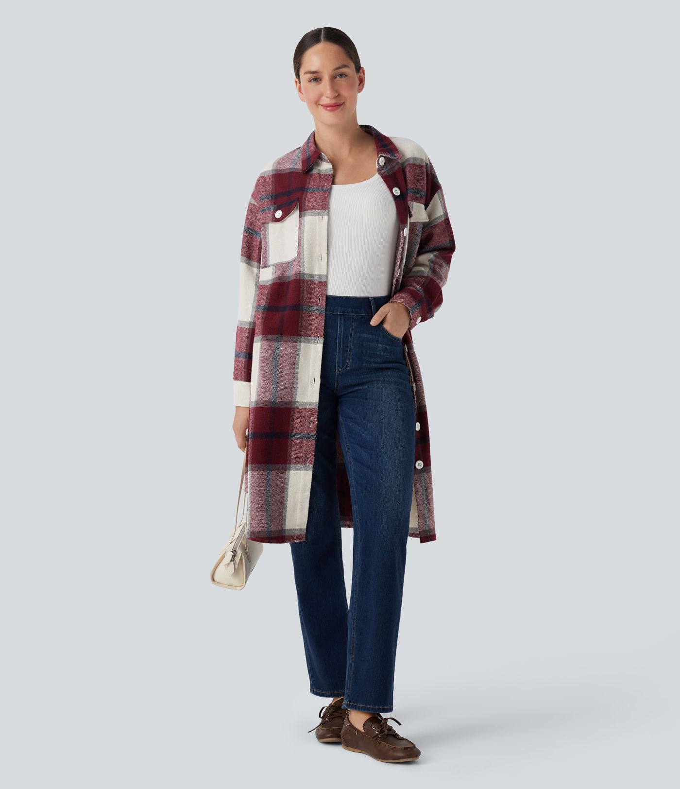 Dlouhá kostkovaná bunda s několika kapsami a zaoblenými lemy