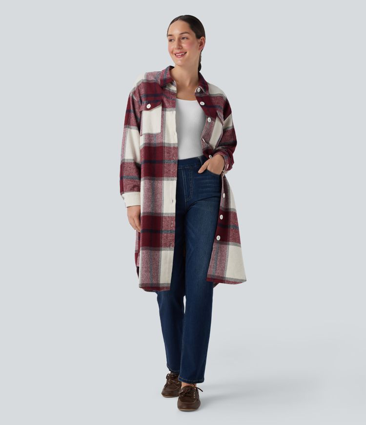 Dlouhá kostkovaná bunda s několika kapsami a zaoblenými lemy