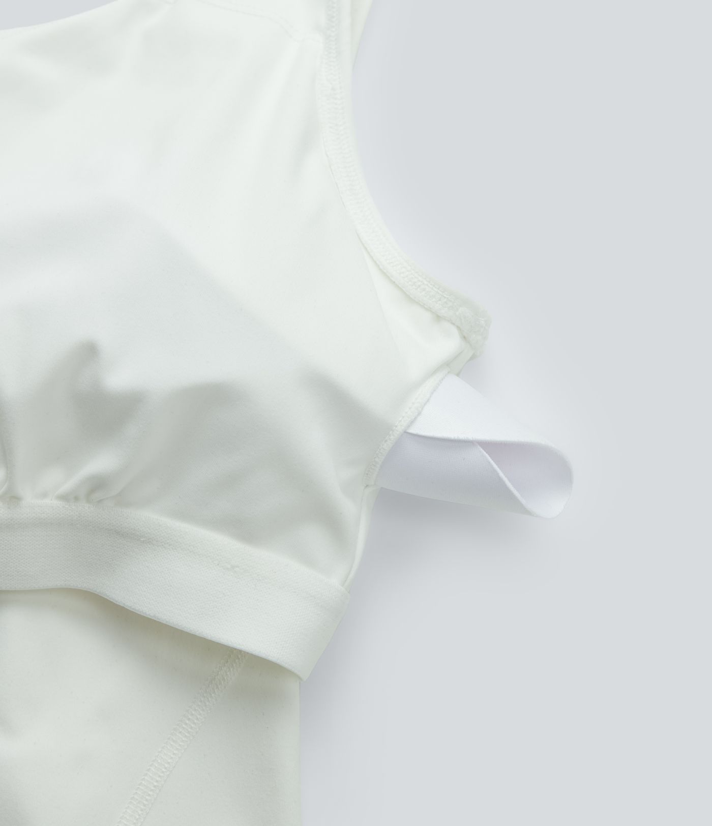 Top de running SoftlyZero™ Plush afelpado con relleno y escote en V en copas D-F