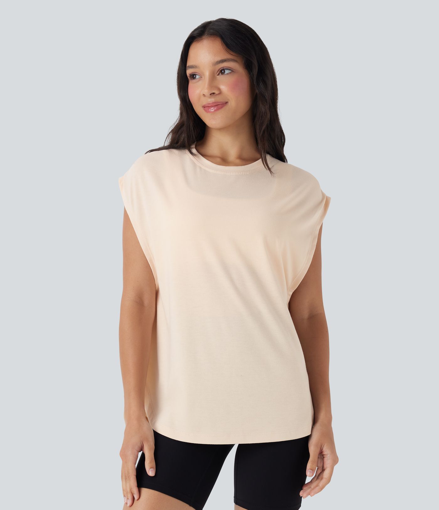 Top deportivo de yoga con hombros caídos y dobladillo curvo