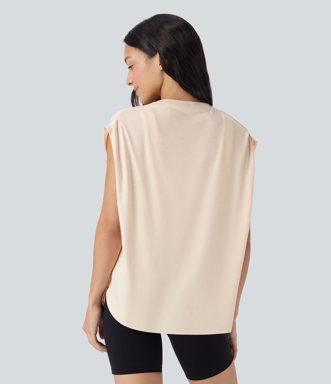 Top deportivo de yoga con hombros caídos y dobladillo curvo