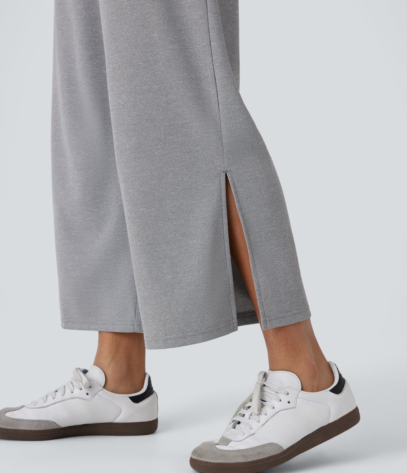 Lässige Latzhose mit Seitentaschen, verstellbaren Trägern, Knöpfen und weitem Bein - beidseitig tragbar