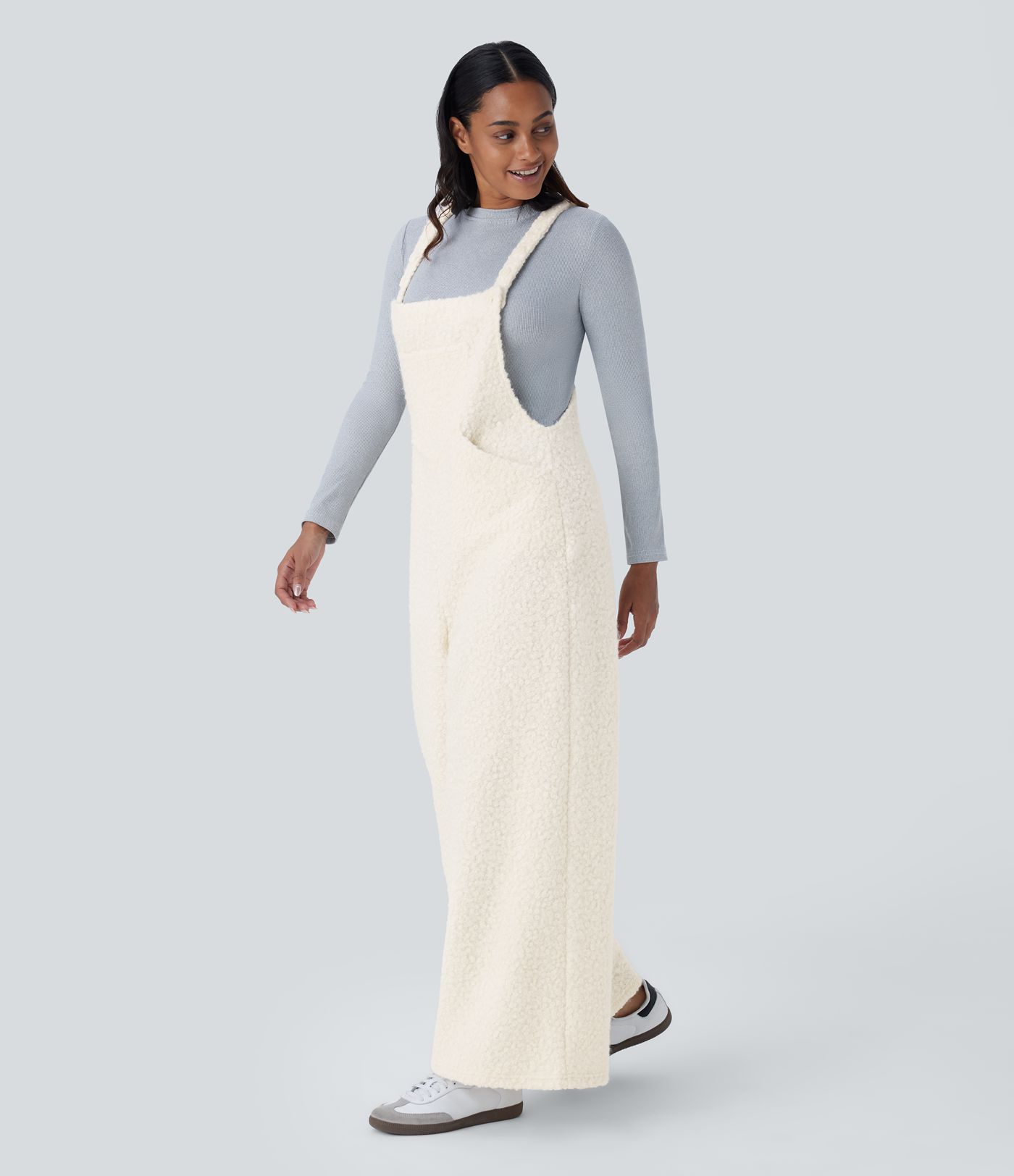 Salopette décontractée en teddy à bretelles ajustables, boutons et poches multiples