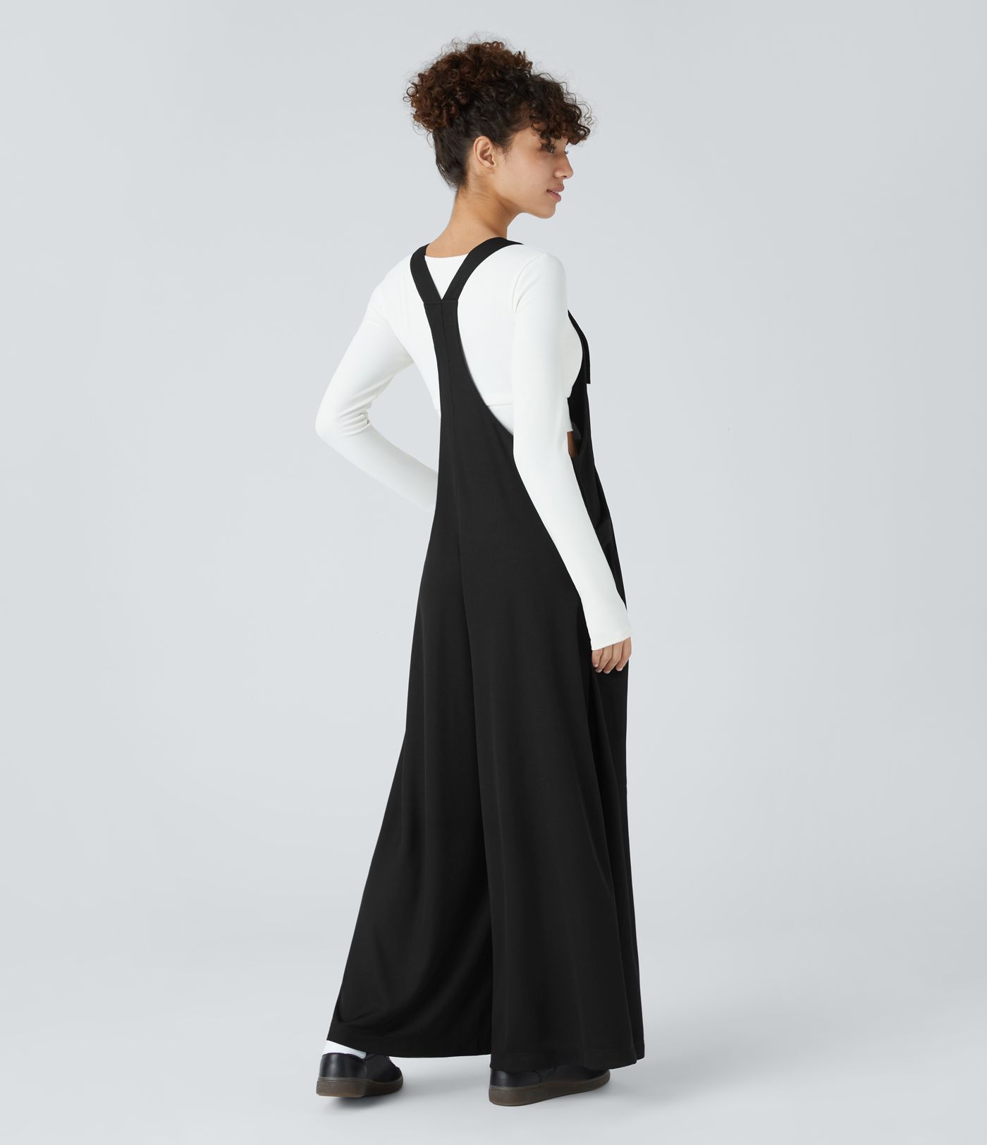 Lässige, plissierte Latzhose mit Seitentaschen, verstellbaren Trägern, Knöpfen, Waffelstruktur und weitem Bein