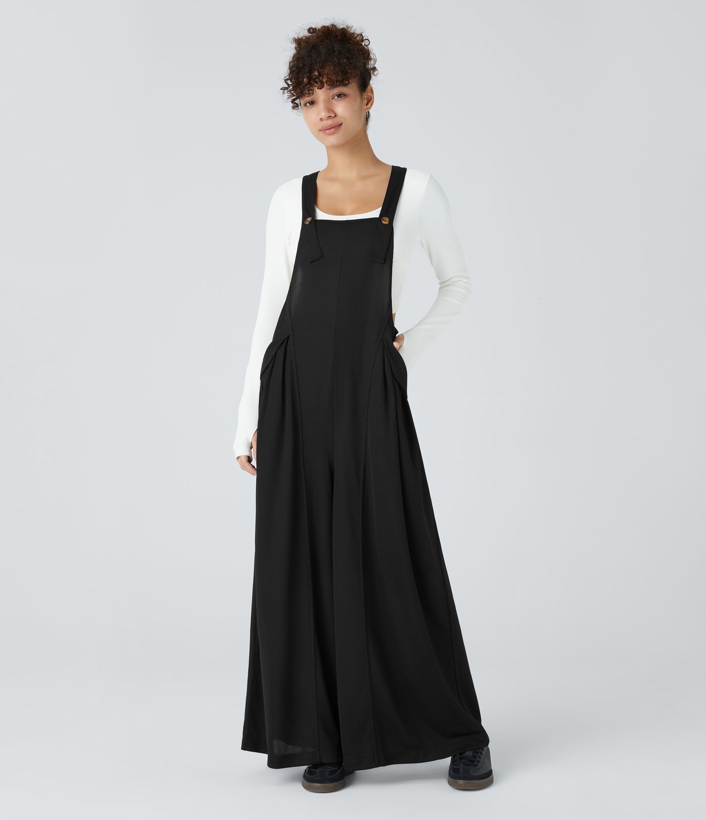 Lässige, plissierte Latzhose mit Seitentaschen, verstellbaren Trägern, Knöpfen, Waffelstruktur und weitem Bein