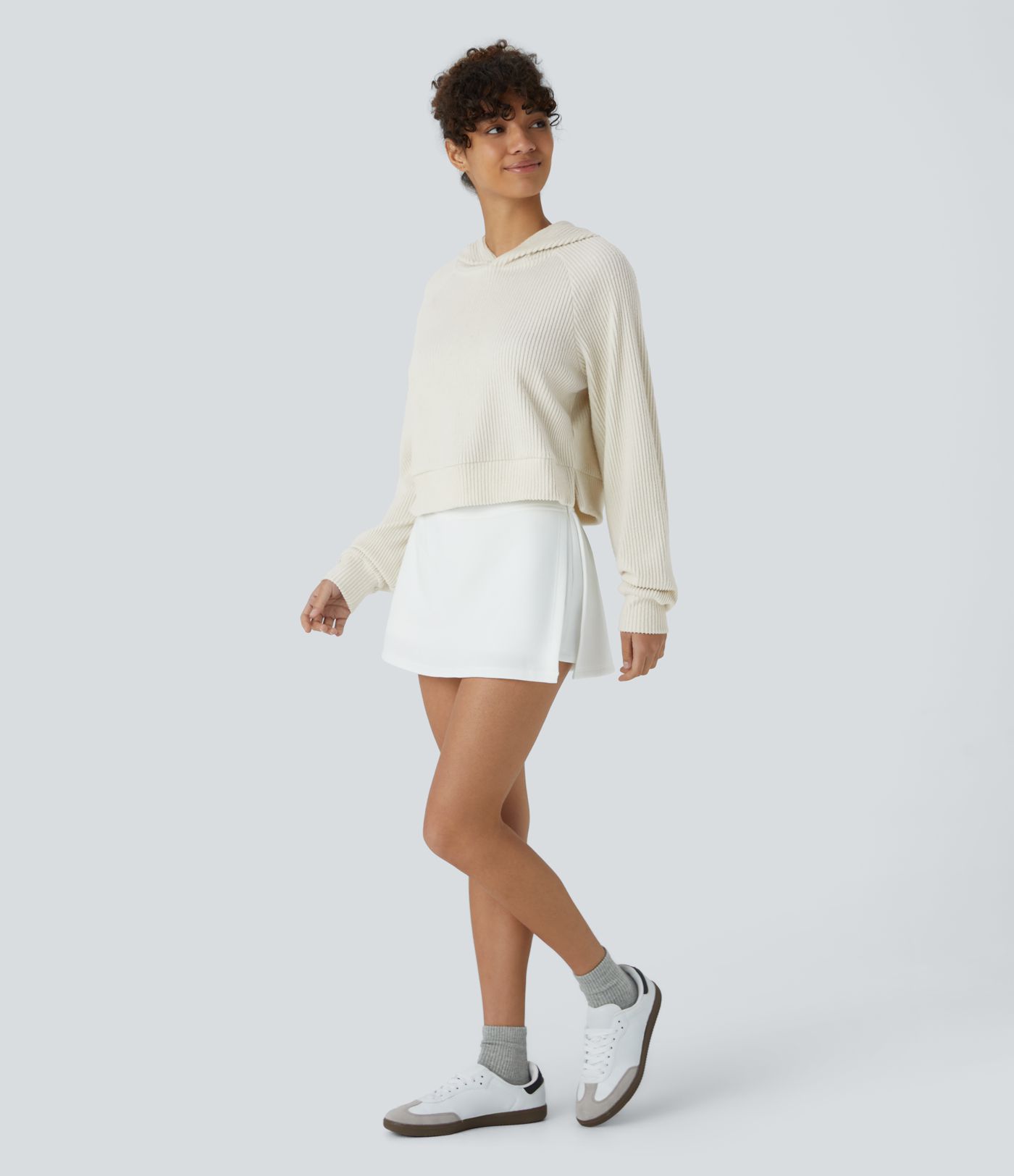 Geripptes Strick-Sweatshirt mit Kapuze, langen Ärmeln und Schlitz