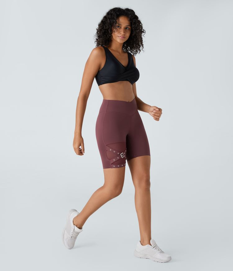 Pantalones cortos motero yoga hebilla decorativa malla contrastante cruzada tiro alto