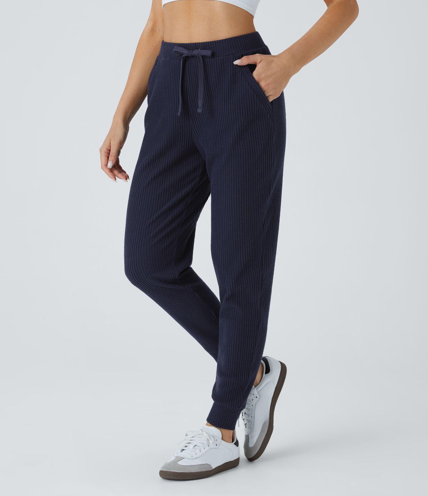 Lässige Jogginghose aus geripptem Strick mit mittelhohem Bund, Kordelzug und mehreren Taschen