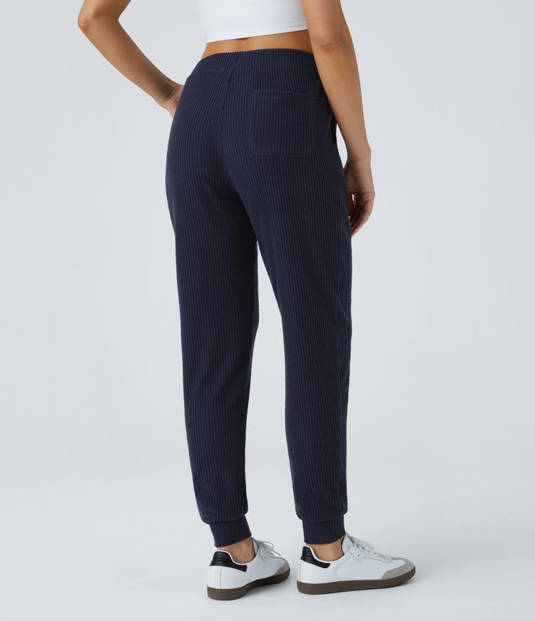 Lässige Jogginghose aus geripptem Strick mit mittelhohem Bund, Kordelzug und mehreren Taschen