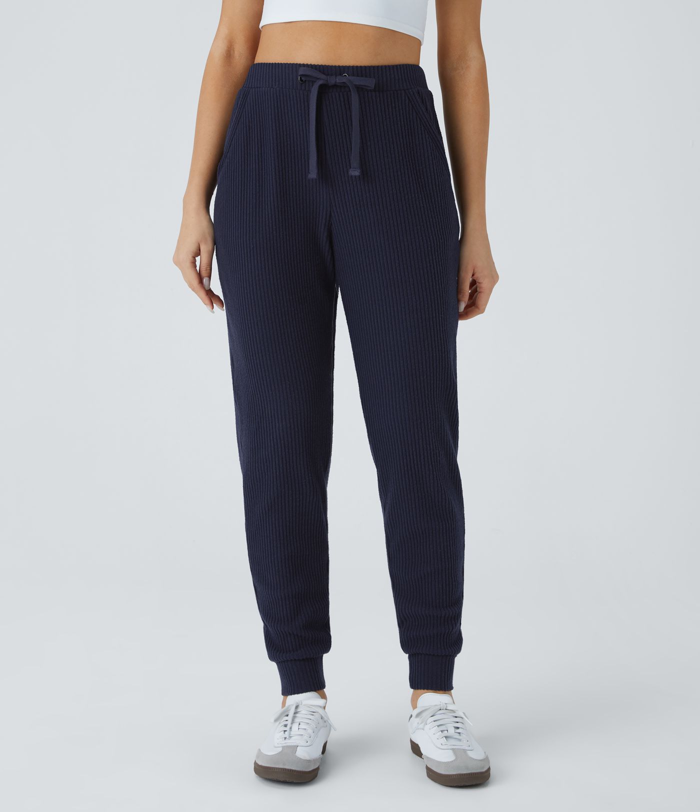 Lässige Jogginghose aus geripptem Strick mit mittelhohem Bund, Kordelzug und mehreren Taschen