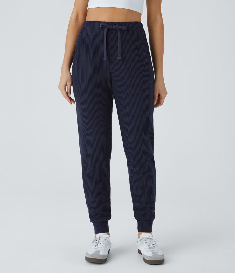 Lässige Jogginghose aus geripptem Strick mit mittelhohem Bund, Kordelzug und mehreren Taschen