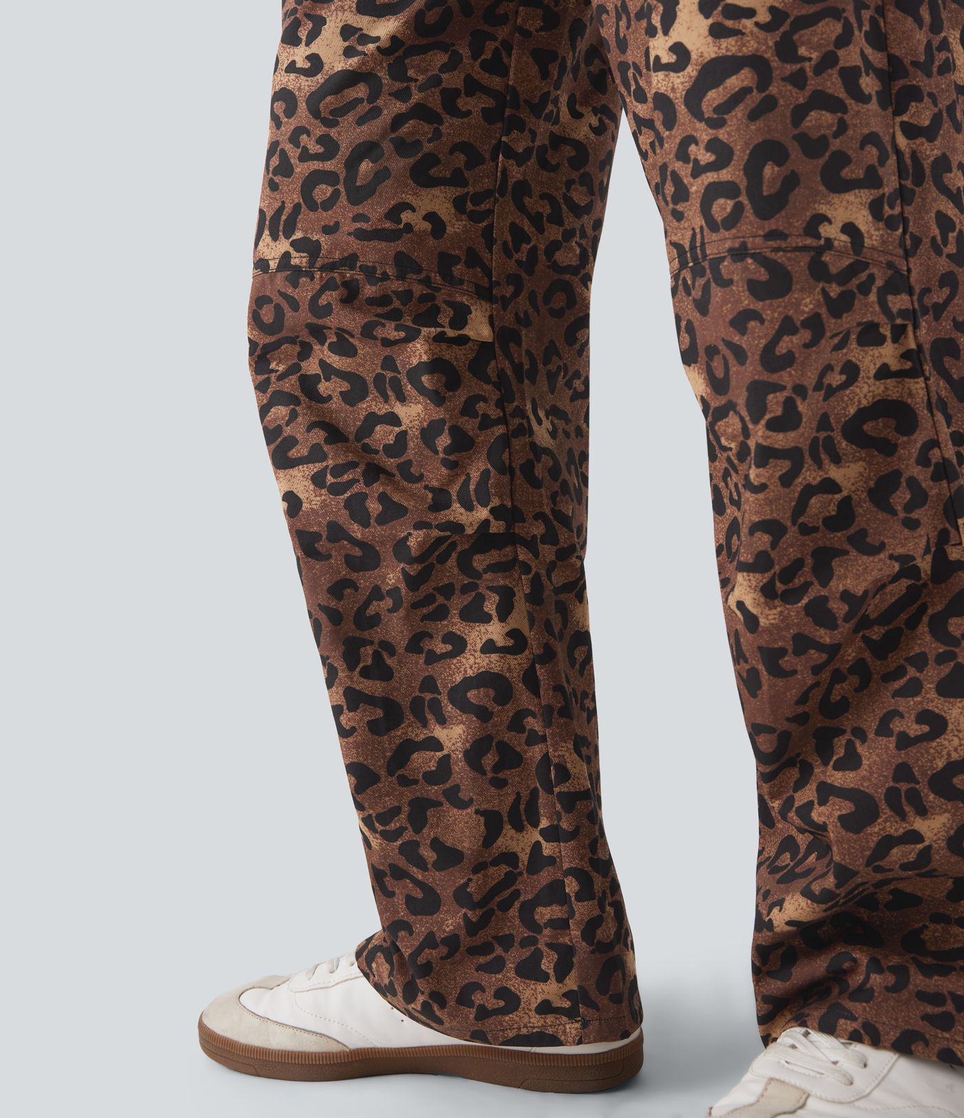 Freizeithose mit hohem Bund, Kordelzug, geradem Bein und Leopardenmuster, Taschen