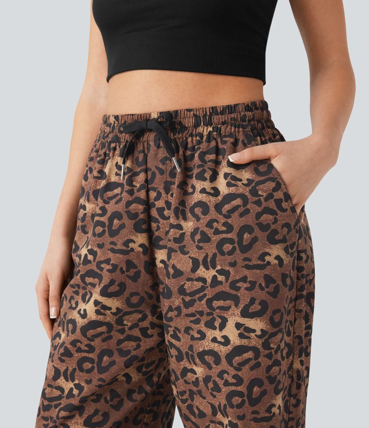 Freizeithose mit hohem Bund, Kordelzug, geradem Bein und Leopardenmuster, Taschen