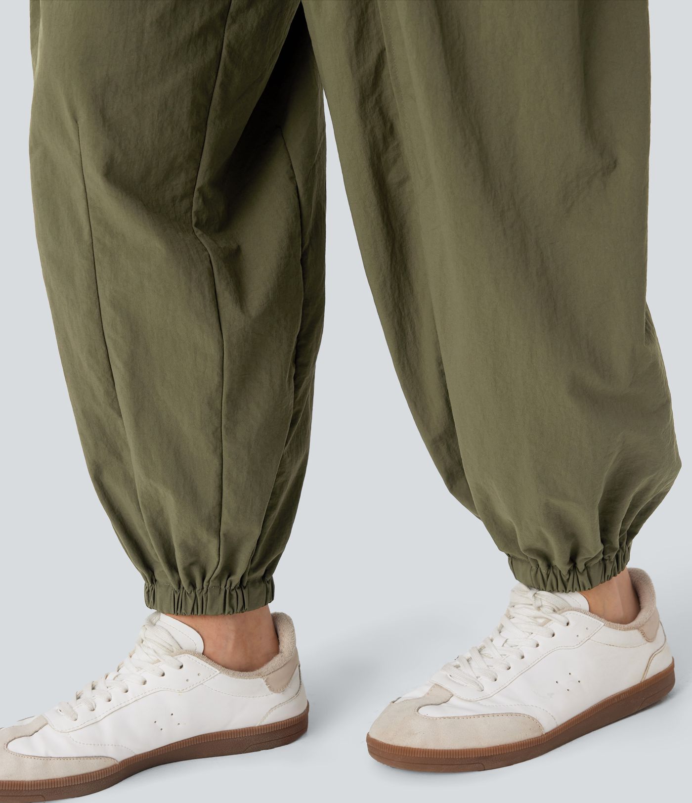 Hochsitzende Cargo-Jogginghose mit Klappentaschen