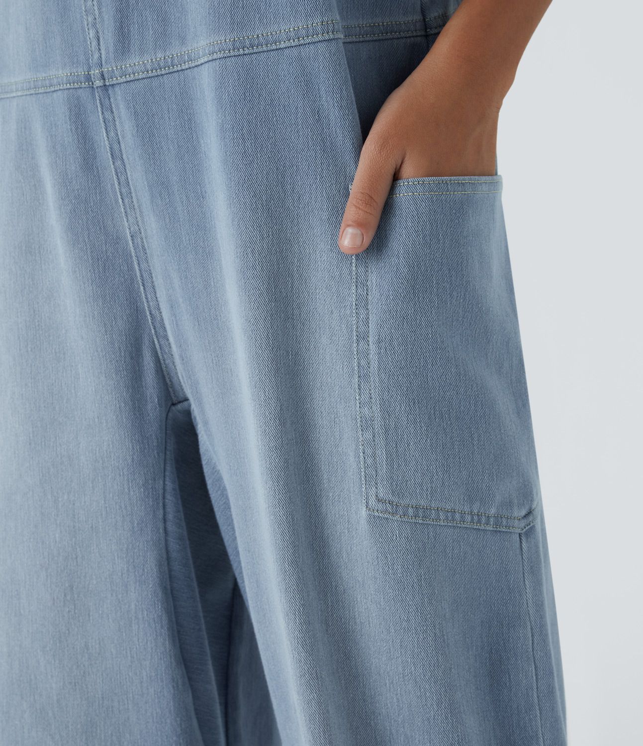 Salopette décontractée Halara Flex™ en denim extensible délavé, col V et poches latérales